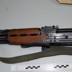 Nakon eksplozije koja je raznijela kuću kod Bosiljeva policija pronašla pravi arsenal: automatsku pušku, prigušivač i vojno streljivo