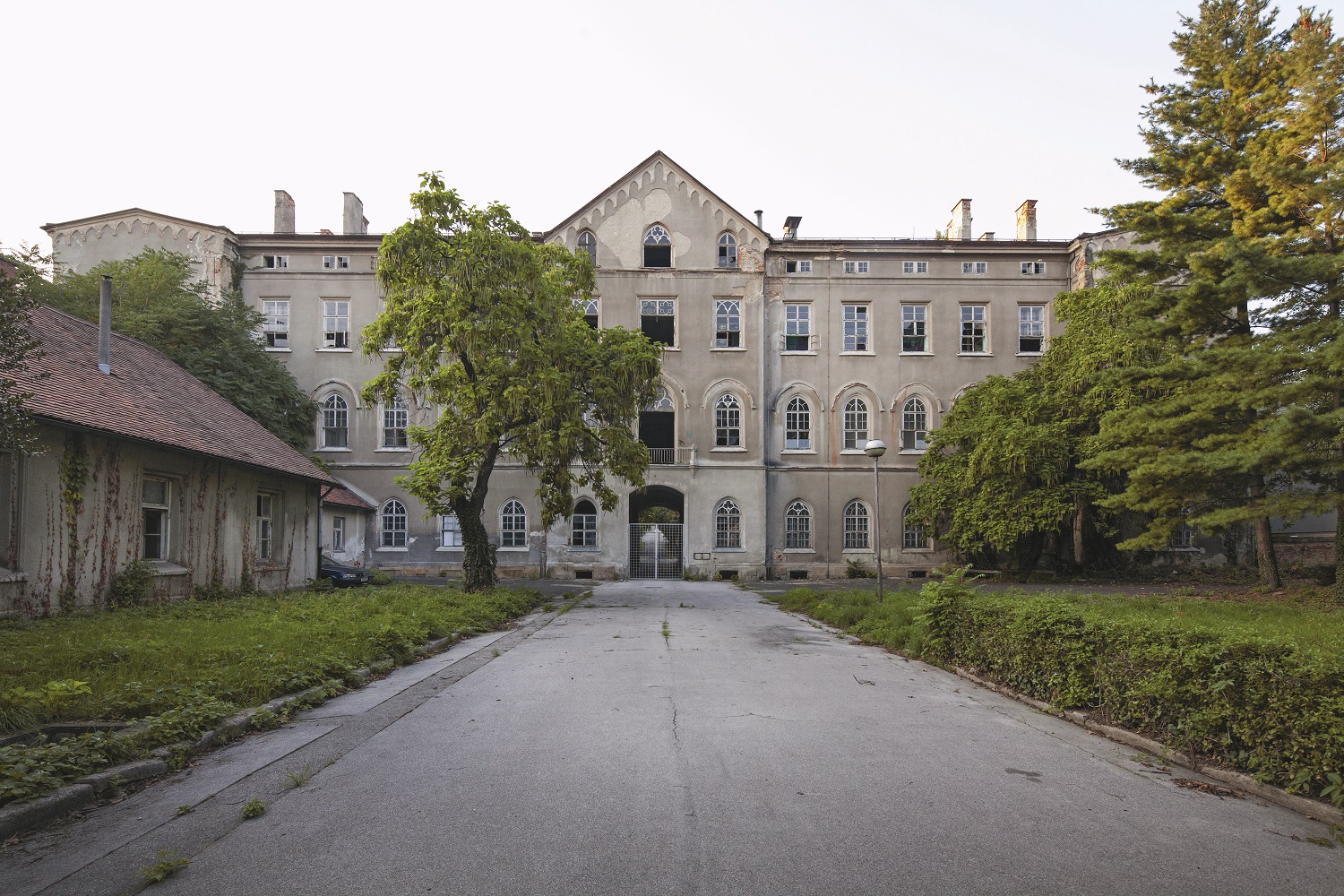 Kompleks bivše vojne bolnice u Vlaškoj kao svjedočanstvo klasicizma i ranog historicizma djelo je poznatih zagrebačkih graditelja Stiedla i Kleina
