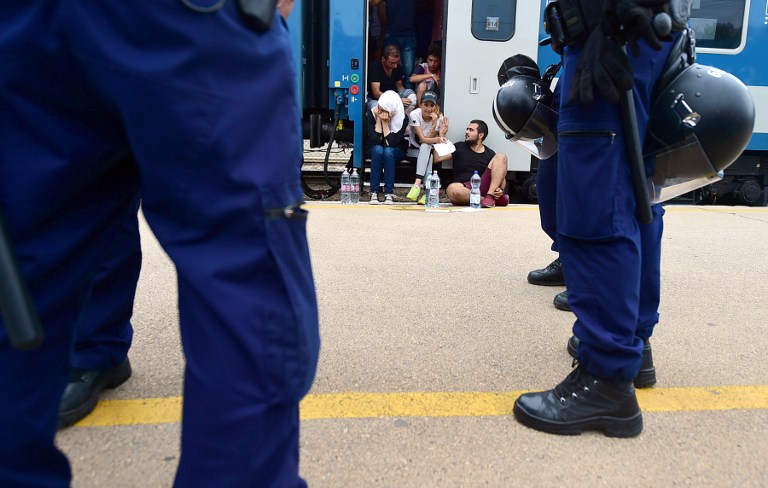 Policajci silom izvlačili izbjeglice iz vlaka