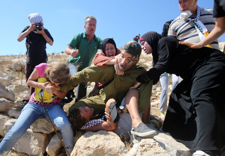Fotografije i snimka naoružanog izraelskog vojnika koji na Zapadnoj obali pokušava uhititi 11-godišnjeg palestinskog dječaka Mohammeda Tamimija sa slomljenom rukom preko vikenda preplavile su društvene mreže. Na njima se vidi kako vojnik nasilno pokušava privesti dječaka držeći ga prignječenog za tlo dok žene povlače vojnika i pokušavaju osloboditi dječaka.