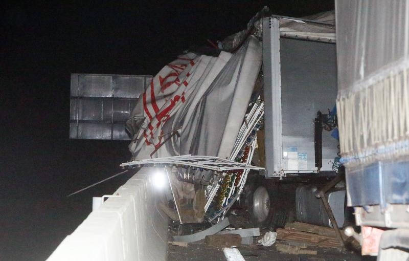 Jedan je vozač poginuo, a jedan je teško ozlijeđen u sudaru tri kamiona koji se u utorak navečer dogodio na vijaduktu Drežnik na autocesti A1 kod Karlovca. 