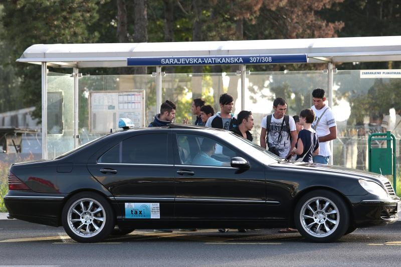 Izbjeglice ulaze u taksije da nastave putovanje prema Sloveniji