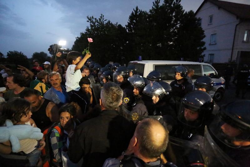 18.09.2015., Harmica - Izbjeglice su probile policijski obruc na hrvatskoj strani te su presli granicu sa Slovenijom gdje ih je zaustavila interventna policija. Migranti su skandirali "otvorite granicu". 
Photo: Borna Filic/PIXSELL