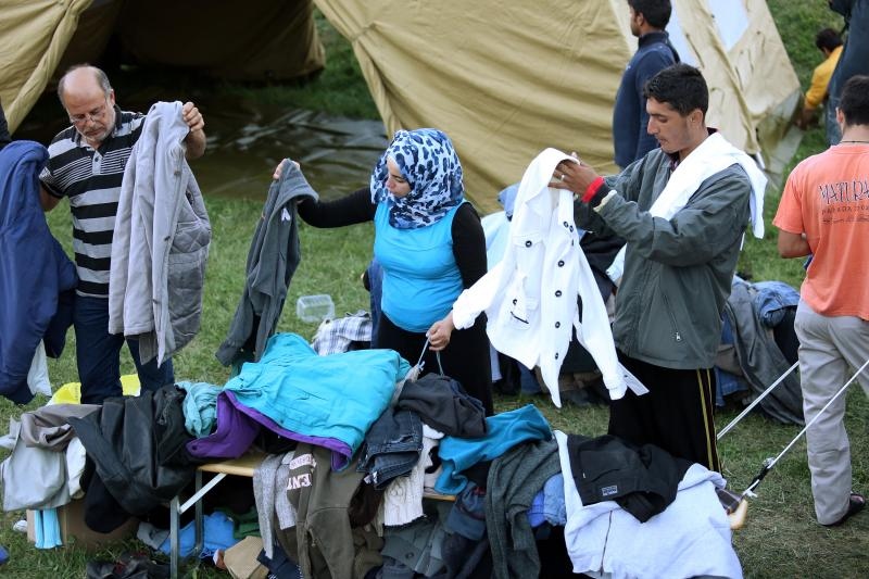 Na graničnom prijelazu Harmica izbjeglice se pripremaju za hladnu noć i najavljenu kišu, spavat će na otvorenom jer nemaju skloništa.