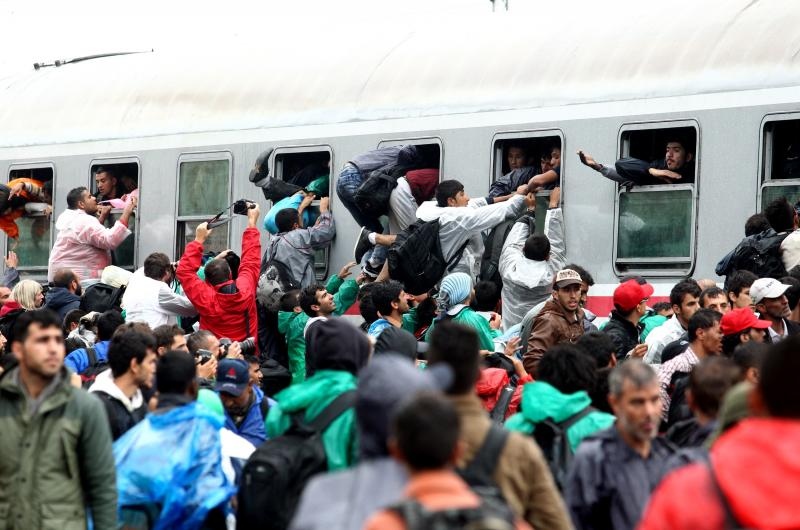 Tisuce izbjeglica na zeljeznickoj postaji u pokusava uci na vlak za Botovo/Madjarska. Policija je u miru kao i jucer napunila 9 vagona pustajuci prvo ljude sa malom djecom, ali opet je doslo do guzve na kraju punjenja vlaka kad su mnogi shvatili da nece stati u vlak. Iz Srbije u RH ulazi 120 izbjeglica u sat vremena.