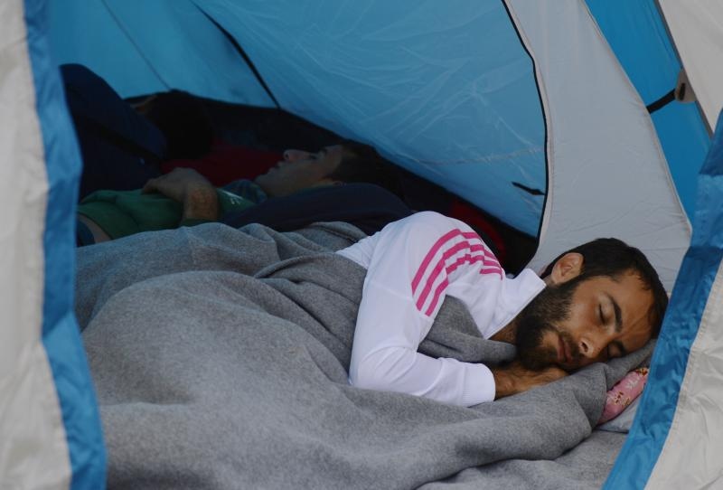 Izbjeglice na granicnom prijelazu cekaju prijevol ili propustanje od strane slovenske policije. Dio izbjeglica noc je proveo na otvorenom, do su neki spavali u satorima. Nacin kako izbjeglice na granici provode vrijeme dok cekaju da se otvori put prema zapadu Europe.