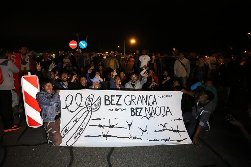 Izbjeglice su izasle iz kampa, prosvjeduju i blokirale su promet preko granicnog prijelaza.