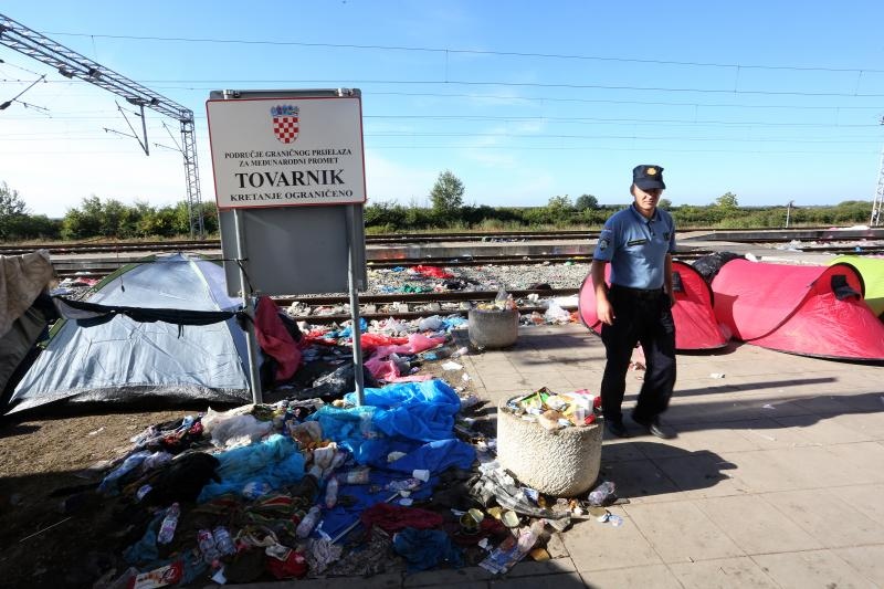 Zeljeznička stanica ispred koje je bio privremeni izbjeglički kamp više ne prima izbjeglice. Lokalno stanovništvo čisti smeće koje je ostalo na kolodvoru i oko njega.
