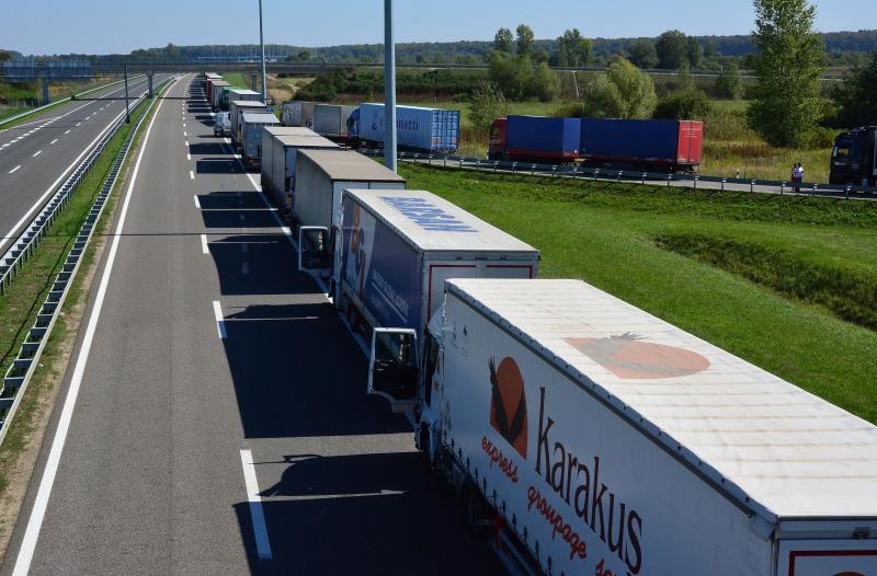  Kamionske gužve na graničnom prijelazu Bajakovo iz sata u sat sve su veće.