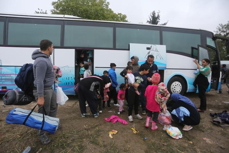 Autobusi iz Srbije dovoze izbjeglice na granicu s Hrvatskom od kuda ih se dalje prevozi u Opatovac. Foto: Marko Mrkonjic/PIXSELL
