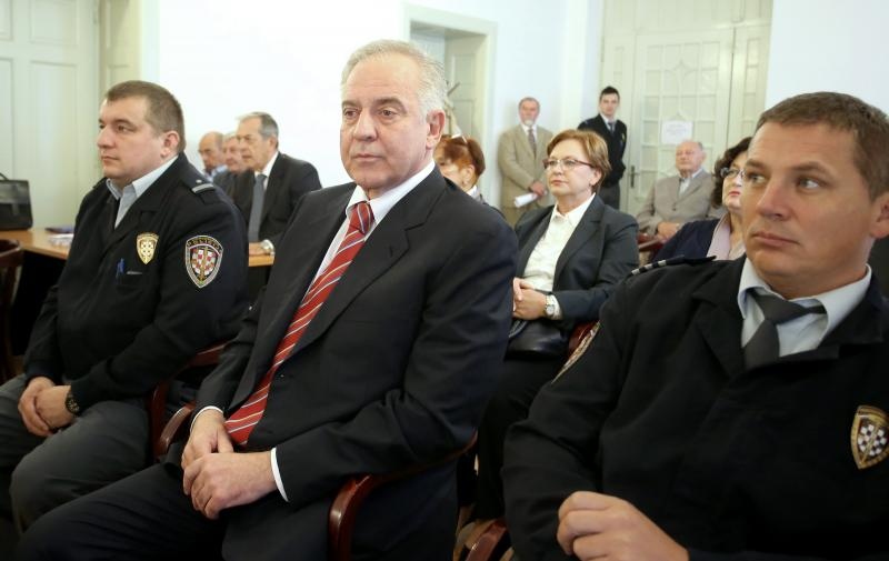 Ivo Sanader doveden je na sud u pratnji dvojice pravosudnih policajaca
