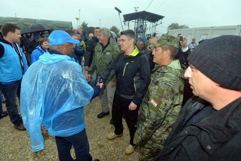 Premijer Zoran Milanović posjetio je privremeni izbjeglički kamp u kojem je djelatnicima policije čestitao njihov dan.