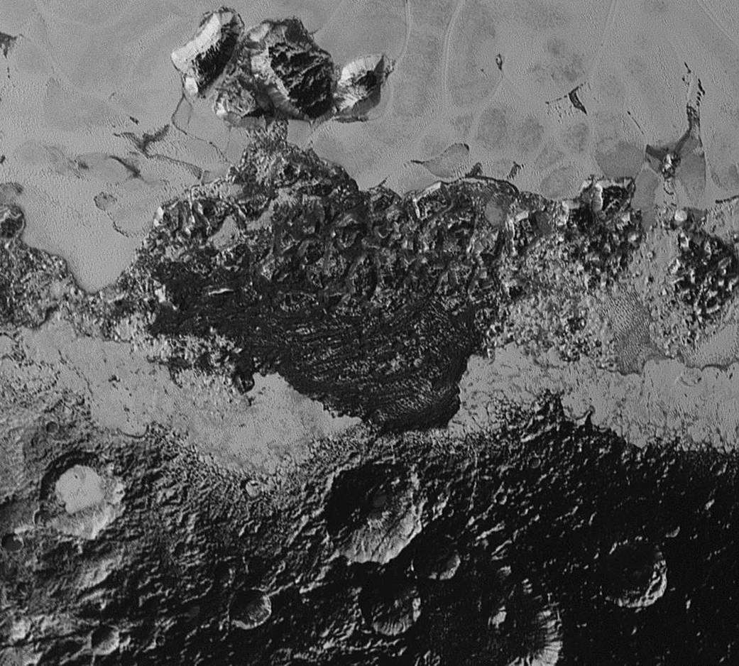 Pogled na Pluton s letjelice Novi horizonti pokazuj nevjerojatnu raznolikost terena i geoloških formacija. Od kratera nastalih udarom asteroida do planina i mogućih dina.