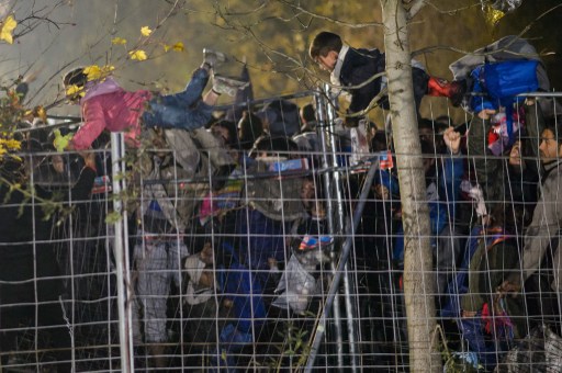 Izbjeglice i migranti na austrijsko-slovenskoj granici u Šentilju, u jednom su trenutku probile ogradu.