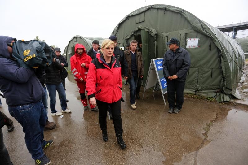 Predsjednica Republike Hrvatske Kolinda Grabar-Kitarović obišla je granični prijelaz Bapska i izbjeglički kamp Opatovac. 