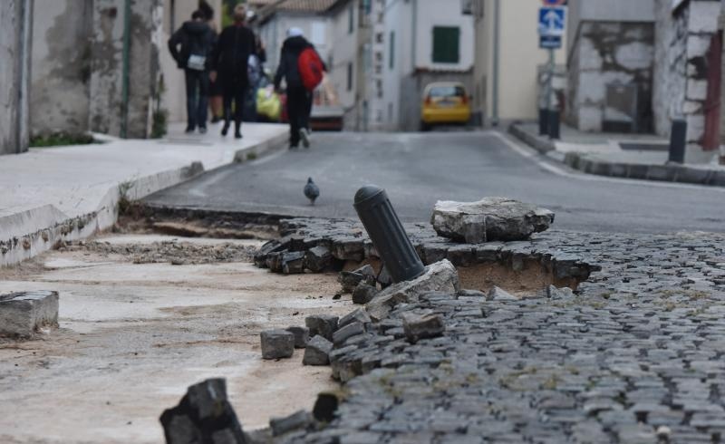 Jako nevrijeme u Šibeniku izazvalo je poplave i oštećenje ulica u središtu grada Foto: Hrvoje Jelavic/PIXSELL