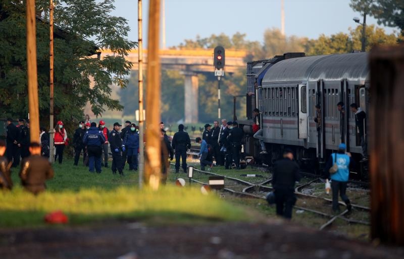 Prvi vlak s izbjeglicama stigao je na željeznički kolodvor u Čakovcu nešto iza 17 sati. Ovo je 94. izvanredni vlak koji prevozi izbjeglice. U vlaku je 1800 migranata koji su stigli iz Tovarnika. Foto: Željko Lukunić /PIXSELL