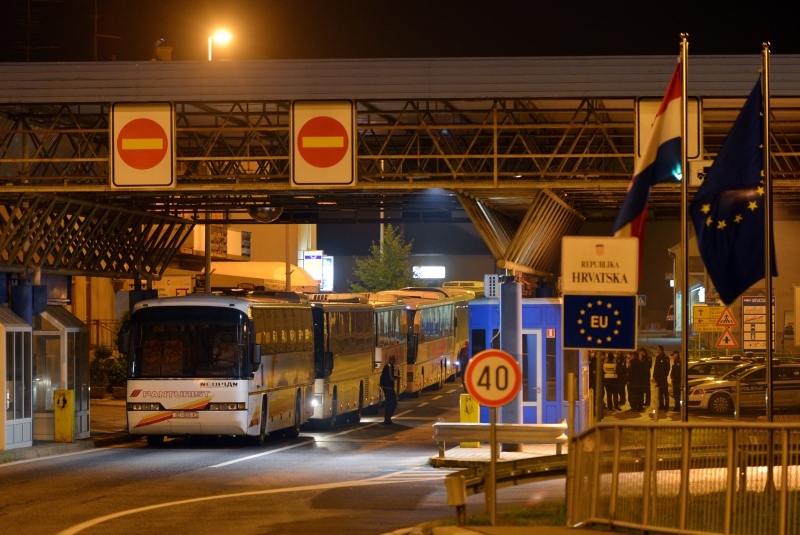 Mursko Središće, u 02:15 na granični prijelaz Mursko Središće stiglo je 6 praznih autobusa. Slovenska policija vjeruje da su ih hrvatske kolege htjele nasamariti praznim autobusima na granici nakon što su petstotinjak migranata pustili u Sloveniju na graničnom prijelazu Banfi.
