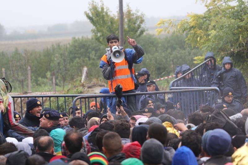 Nekoliko tisuća izbjeglica zadržano je na graničnom prijelazu Bapska. Izbjeglice koje dolaze s juga Srbije u velikom su broju noćas i jutros došli do granice s Hrvatskom.