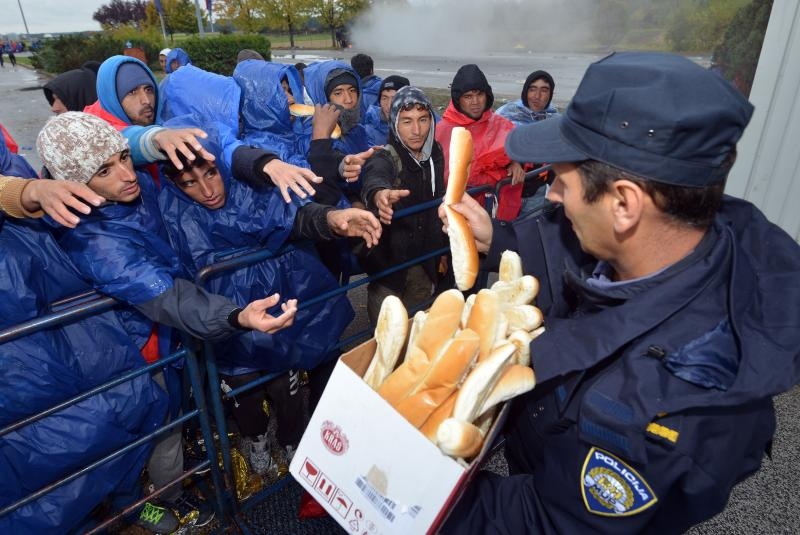  Policija izbjeglicama koji čekaju prelazak u Sloveniju dijelila kruh