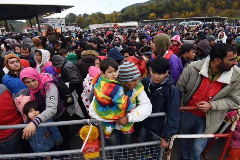 Na austrijsku granicu stiglo više od 2000 migranata, a tisuće su još u dolasku