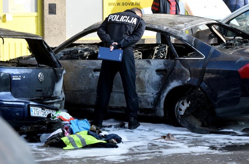 Četiri automobila izgorjela su, a još ih je nekoliko oštećeno u požaru koji je noćas oko 1 sat buknuo u zagrebačkim Srednjacima.