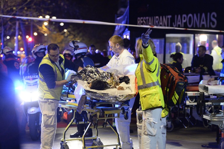 Evakuacija ozlijeđenih posjetitelja koncerta u dvorani Bataclan