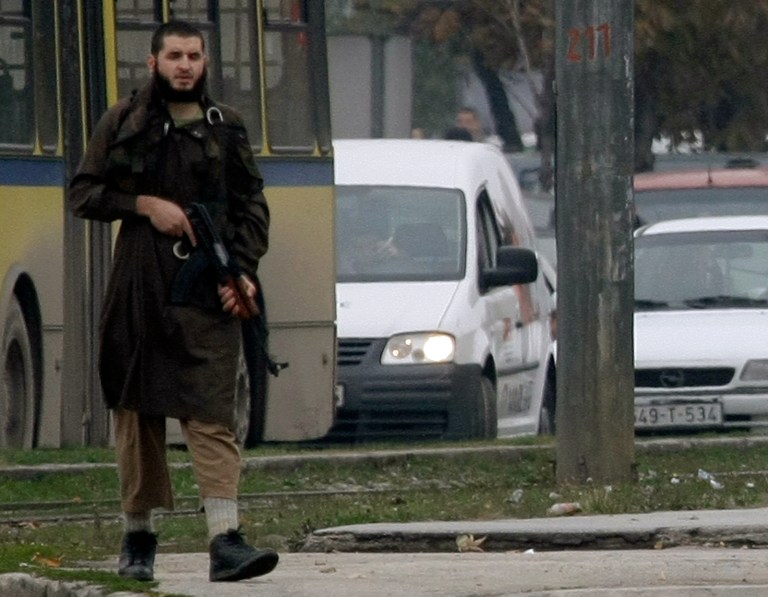 Mevlid Jasarevic (23), stands at an intersection holding an AK-47, after opening fire upon the United States Embassy in Sarajevo, on October 28, 2011. Police acted swiftly and after attempting an arrest, exchanged fire with Jasarevic. The attacker was wounded by Bosnian police, arrested and taken to hospital. His condition is unknown at the moment. AFP PHOTO ELVIS BARUKCIC / AFP / ELVIS BARUKCIC