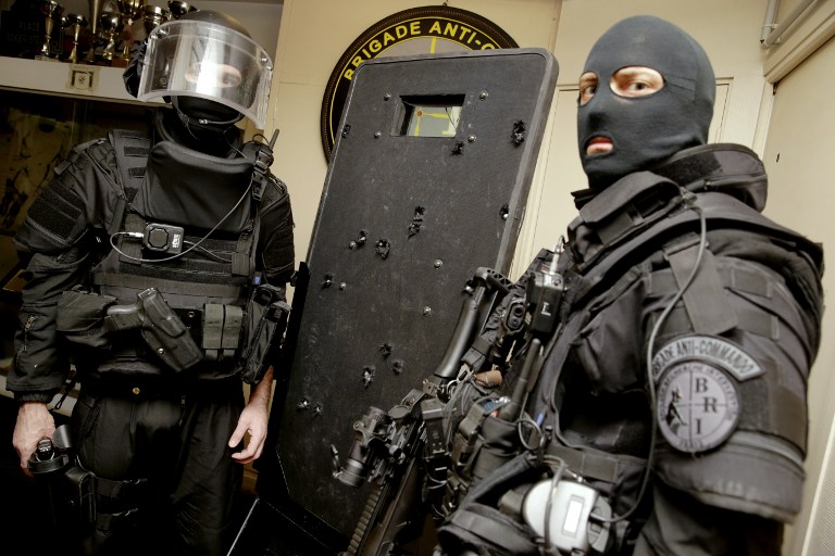 Pripadnici francuske interventne policije (BRI - Brigade de recherche et d'intervention) pokazuju izrešetani štit korišten tijekom intervencije na koncertnu dvoranu Bataclan. Teroristi su napali tu dvoranu kao dio koordiranih terorističkih napada u kojima je ubijeno najmanje 129 osoba.