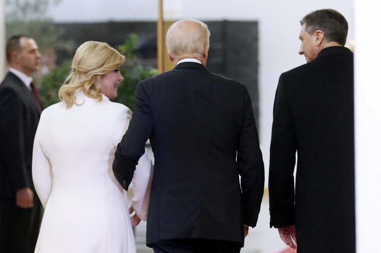 Predsjednica i Biden do dvorane u kojoj se održavao sastanak otišli su držeći se ruku pod ruku
