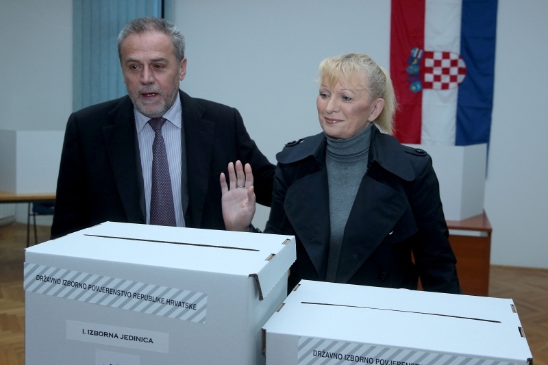 Zagrebački gradonačelnik i prvi na listi Koalicije rada i solidarnosti za II izbornu jedinicu Milan Bandić glasovao je na biračkom mjestu u Njegoševoj ulici odmah nakon otvaranja birališta.