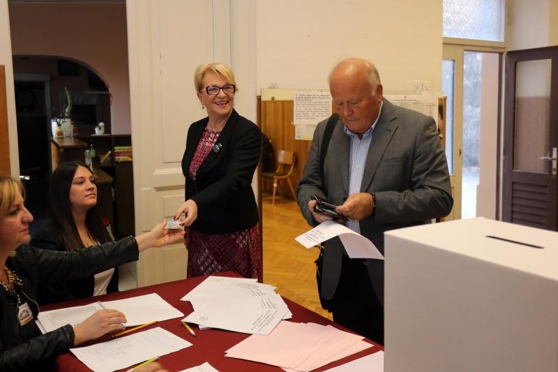 Slavko Linić sa suprugom Ksenijom izašao na glasovanje u Rijeci. Goran Kovačić/PIXSELL