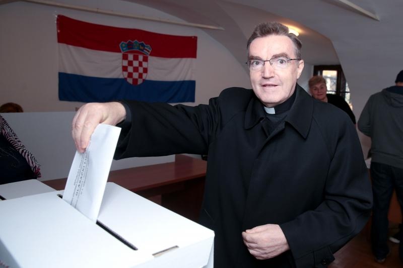 Zagrebački nadbiskup kardinal Josip Bozanić ispunio je svoju građansku dužnost glasavši na biračkom mjestu u Tkalčićevoj ulici. Patrik Macek/PIXSELL