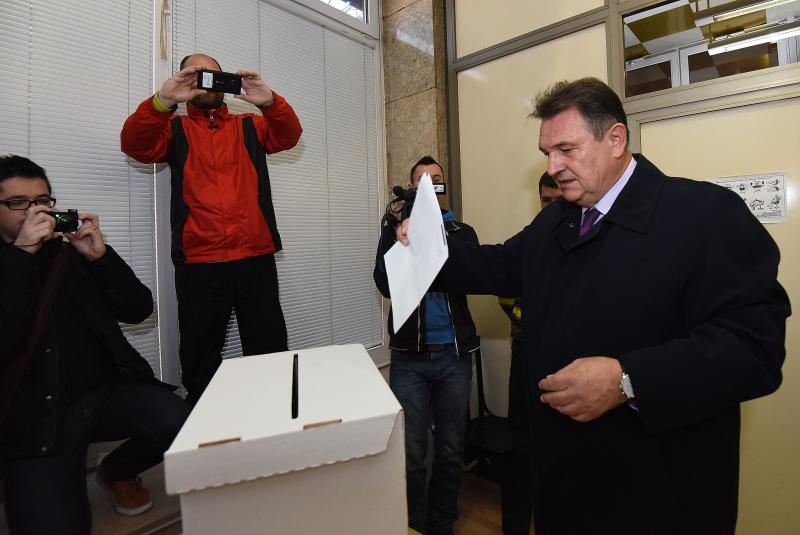 Iako je zaboravio osobnu iskaznicu, te se morao vratiti, Radimir Čačić glasovao je na parlamentarnim izborima.  Vjeran Žganec Rogulja/PIXSELL