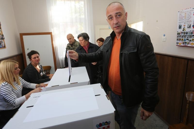 Ministar gospodarstva Ivan Vrdoljak ispunio je građansku dužnost glasavši na svom biračkom mjestu u Osijeku. Marko Mrkonjić/PIXSELL