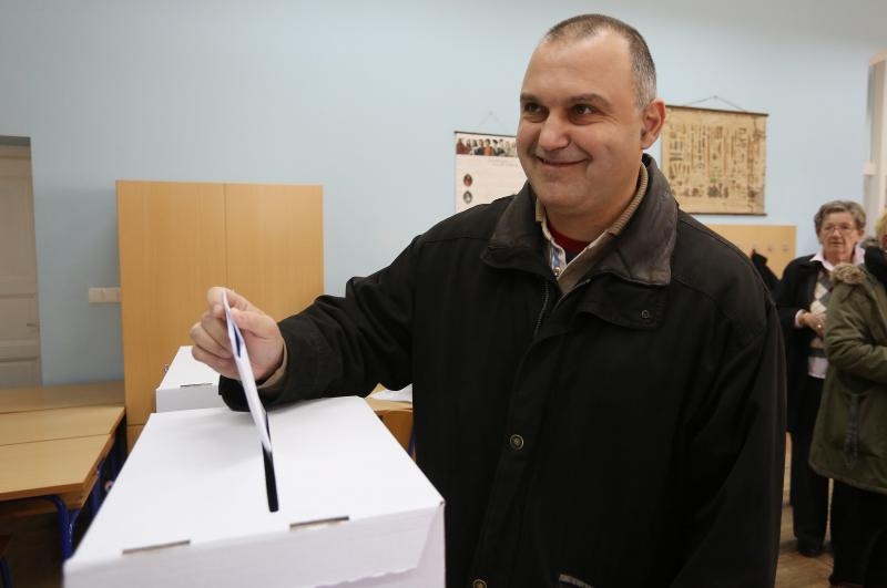 Nositelj liste HDZ-a u VII. izbornoj jedinici gradonačelnik Damir Jelić glasovao je na svom biračkom mjestu u Karlovcu. Kristina Štedul Fabac/PIXSELL
