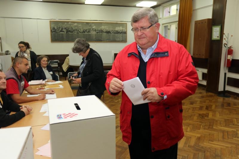 Gradonačelnik Vojko Obersnel sa suprugom na glasovanju u Rijeci. Goran Kovačić/PIXSELL