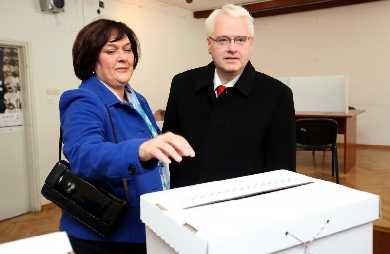 Na biračkom mjestu u Palmotićevoj ulici, bivši predsjednik RH Ivo Josipović u pratnji supruge Tatjane izašao na Parlamentarne izbore.  Robert Anić/PIXSELL