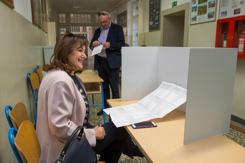 Dubravka Šuica i suprug Stijepo glasovali na parlamentiranarnim izborima 2015. Grgo Jelavić/PIXSELL