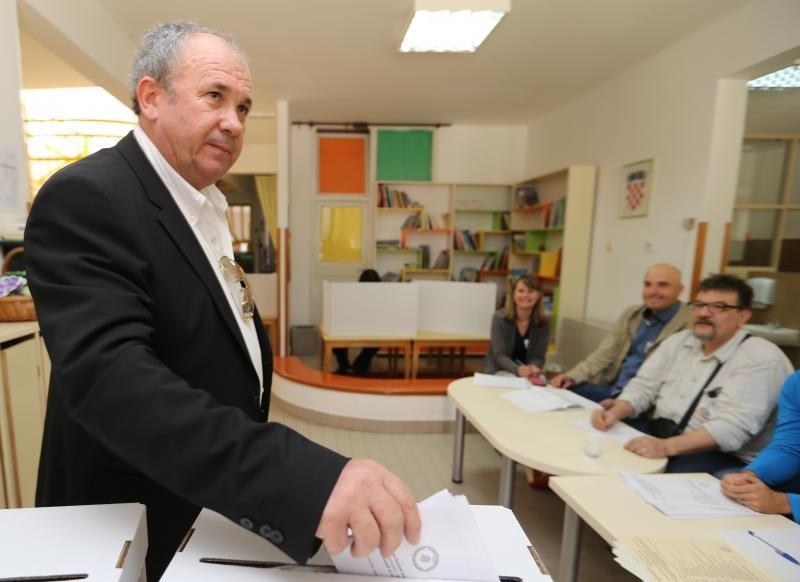 Čelni čovjek HGS-a Željko Kerum stigao na glasovanje u društvu supruge Fani i sinova.
