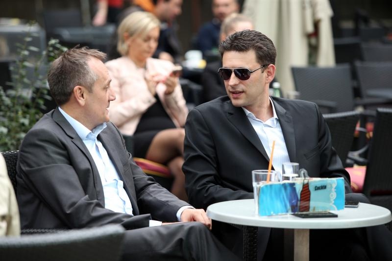 Drago Prgomet i Božo Petrov, članovi MOST-a, popili su kavicu prije stranačkog sastanka na Iblerovom trgu. Foto: Robert Anić/PIXSELL
