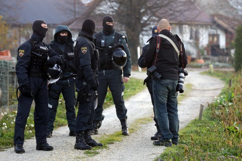 veliki obrež slovenija ograda policija slovenska policija vojska