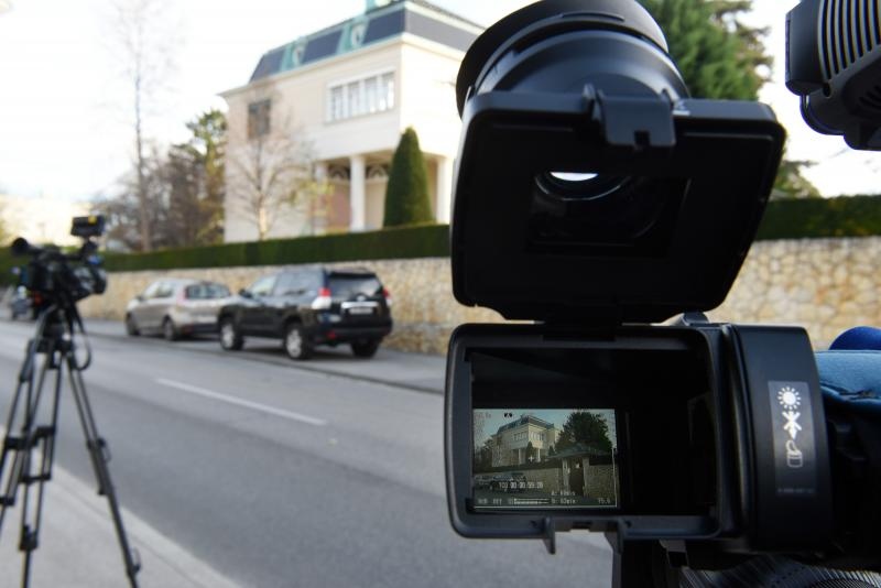18.11.2015., Zagreb - Novinarske ekipe ispred kuce Zdravka Mamica na Tuskancu povodom njegovog jutrosnjeg uhicenja zbog gospodarskih malverzacija u Dinamu. Photo: Davor Visnjic/PIXSELL