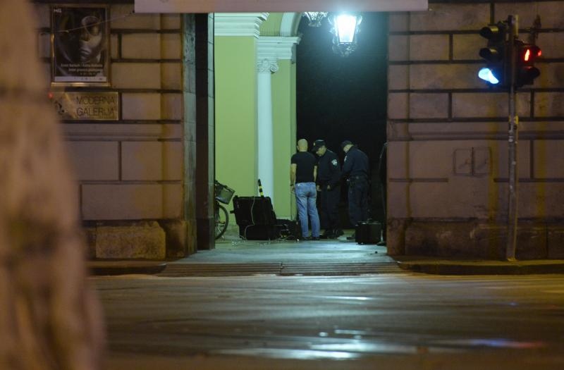 Policija je večeras primila dojavu o ostavljenoj torbici u Modernoj galeriji, koja se nalazi preko puta francuske ambasade, pa je blokirala Zeleni val i Prašku ulicu. Foto: Marko Lukunić/PIXSELL
