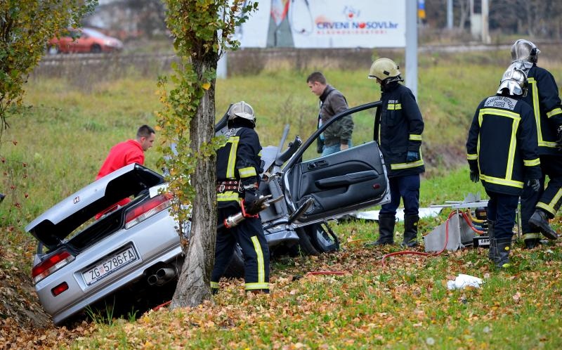 Teška prometna nesreća na velikogoričkoj cesti kod Buzina. Policija i vatrogasci izvlačili dvije osobe iz automobila Foto: Marko Prpic/PIXSELL