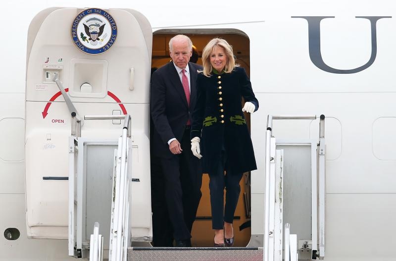 Američki potpredsjednik Joe Biden stigao je avionom Airforce 2 sa suprugom Jill Biden. U Zračnoj luci Zagreb dočekalo ga je mnoštvo novinara uz dosad neviđene mjere osiguranja. Kao počasni gost sudjelovat će na regionalnom sastanku procesa Brdo-Brijuni koji okuplja čelnike zemalja jugoistočne Europe. 
