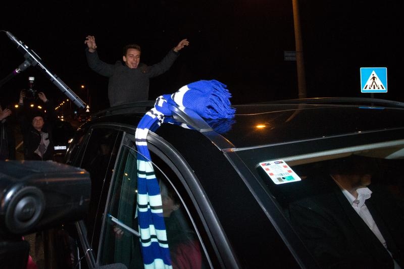 Youtuber Vitaly zavezao je šal GNK Dinama za automobil Ive Sanadera te je skočio na njegov krov. 