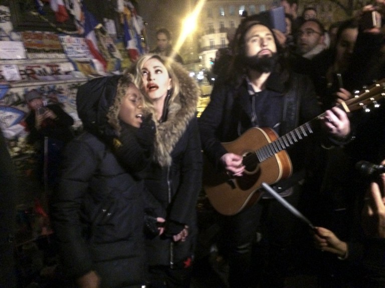 Madonna pjeva na Trgu republike u Parizu