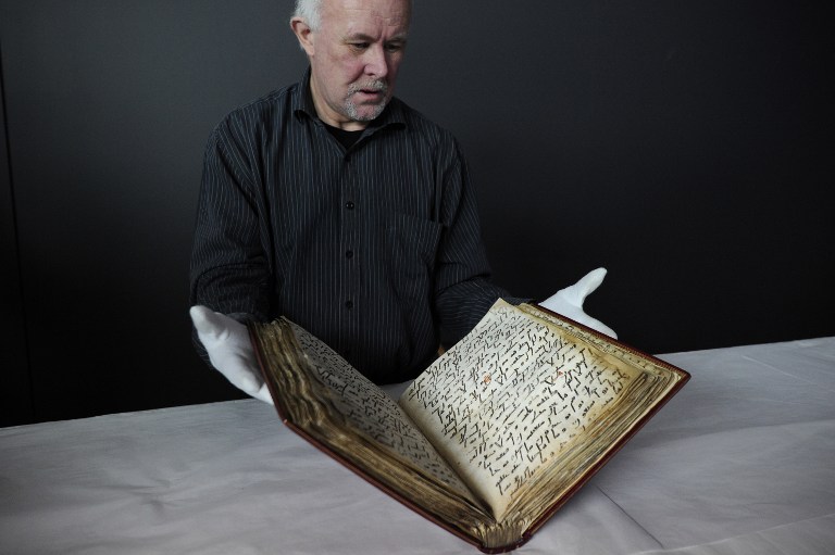 David Jacobs pokazuje primjerak Kur'ana