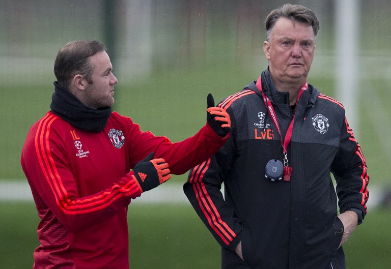 Manchester United's Dutch manager Louis van Gaal (R) talks with Manchester United's English striker Wayne Rooney during a team training session in Manchester, north west England, on November 24, 2015, ahead of their UEFA Champions League Group B football match against PSV Eindhoven on November 25. AFP PHOTO / OLI SCARFF / AFP / OLI SCARFF